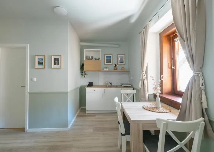 Castle Road Apartma *